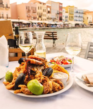 Deniz ürünleri tabağı. Deniz kenarında öğle yemeği, Yunanistan, Korfu Adası.