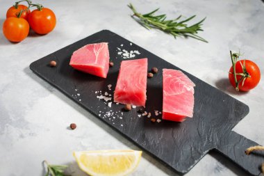 Çiğ ton balığı filetosu. Beton bir arka planda deniz ürünleri.