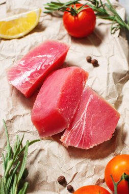 Çiğ ton balığı filetosu. Kağıt üzerinde deniz ürünleri.