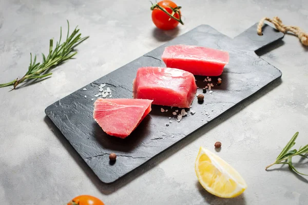 Çiğ ton balığı filetosu. Beton bir arka planda deniz ürünleri.