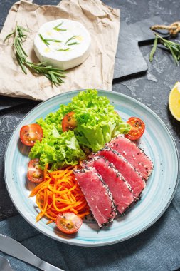 Ton balıklı salata ve taze sebze salatalı susam. Otantik Japon yemekleri.