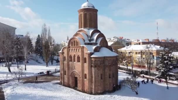 Iglesia de St. Paraskevis en Chernigov. Vista aérea del dron. Invierno — Vídeo de stock