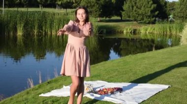 Bahar parkında dans eden gülümseyen kadın portresi. Kapalı genç bir bayan yaz günü kendini özgür hissediyor..