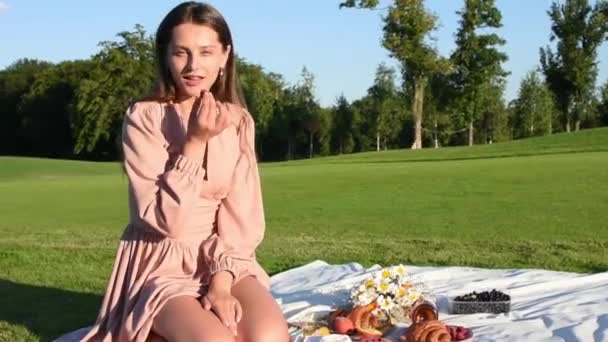 Молода Усміхнена Жінка Розслабляється Відкритому Повітрі Має Пікнік Ковдрі Траві — стокове відео