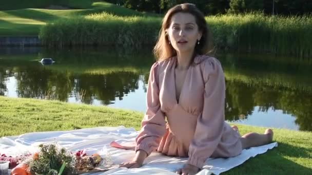 Young Smiling Woman Relaxing Outdoors Having Picnic Blanket Grass — Stock Video