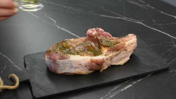 シェフは石切り板に新鮮な生肉の部分にオリーブオイルを注ぎます — ストック動画
