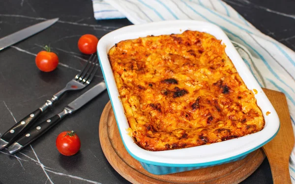 Kıyma ve peynirli geleneksel İtalyan lazanyası..