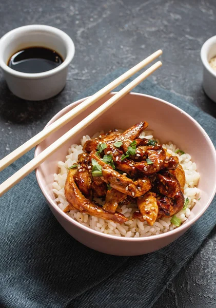 Ev yapımı susamlı tavuk ve Yasemin beyaz pilavı..