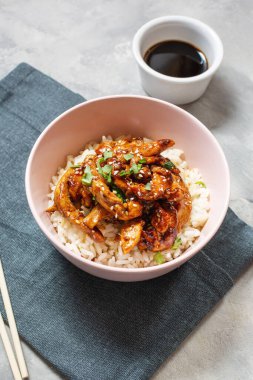 Ev yapımı susamlı tavuk ve Yasemin beyaz pilavı..