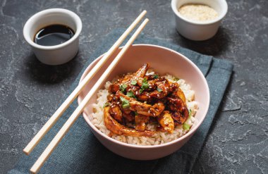 Ev yapımı susamlı tavuk ve Yasemin beyaz pilavı..