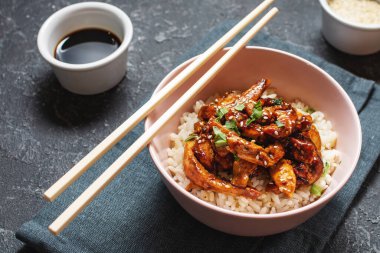 Ev yapımı susamlı tavuk ve Yasemin beyaz pilavı..