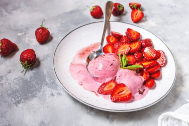 ev yapımı çilekli dondurma, taze meyveler ve nane ile dekore edilmiştir..