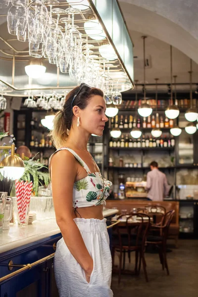 Beauté Jeune Femme Debout Bar Dans Intérieur Luxe — Photo