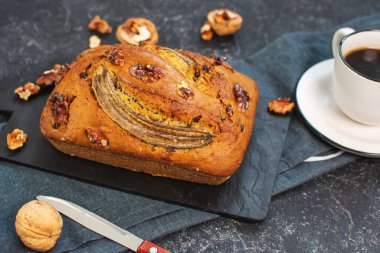 Muzlu ekmek ya da çikolatalı kek ve bir fincan kahveyle ceviz. Lezzetli ev yapımı tatlı, lezzetli atıştırmalık ya da sabah kahvaltısı..