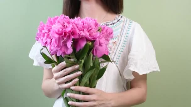 여자는 꽃다발을 받는다 꽃다발을 — 비디오
