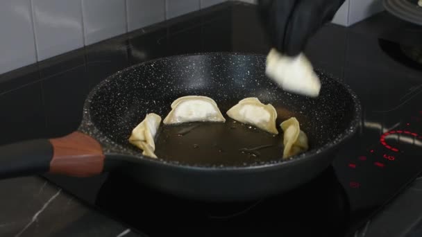 フライパンで揚げ餃子を調理を閉じます 熱い蒸し物の中華料理 — ストック動画