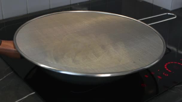 フライパンで揚げ餃子を調理を閉じます 熱い蒸し物の中華料理 — ストック動画