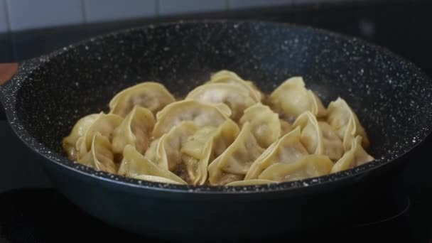 Κοντινό Πλάνο Μαγείρεμα Τηγανητά Ζυμαρικά Ένα Τηγάνι Κινέζικο Φαγητό Ζεστούς — Αρχείο Βίντεο