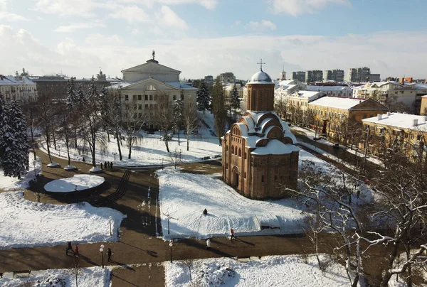 乌克兰切尔尼赫夫Pyatnytska或Paraskeva Pyatnitsa教堂冬季艳阳天的空中景观 — 图库照片