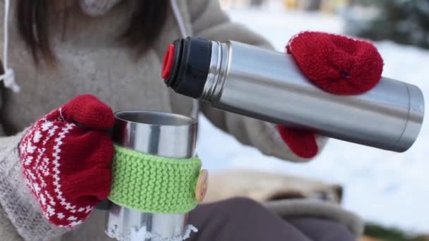 Μια Γυναίκα Γούνινο Παλτό Και Γάντια Ρίχνει Ένα Ζεστό Ποτό — Αρχείο Βίντεο