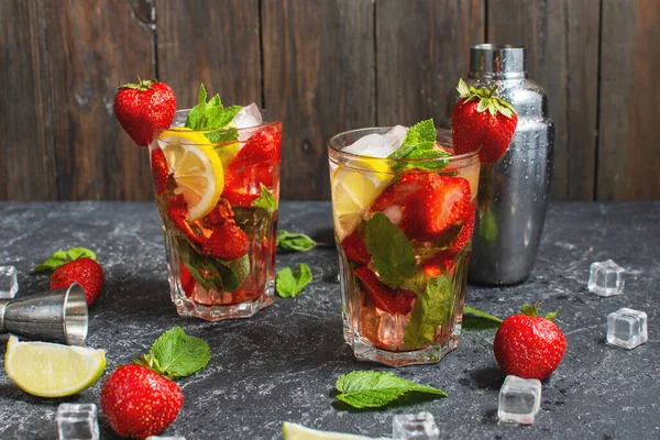 Zomer Verfrissende Mojito Cocktail Met Aardbei Munt Limoen Met Shaker — Stockfoto