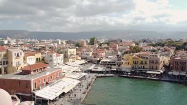 Yunanistan 'ın Girit kentindeki eski Venedik Hanya Limanı' na karşı. Manzaralı hava