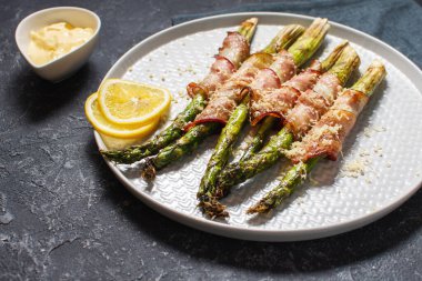 Pastırmayla sarılmış ızgara yeşil kuşkonmaz. Ketogenik diyet. Sağlıklı yemek, diyet menüsü.