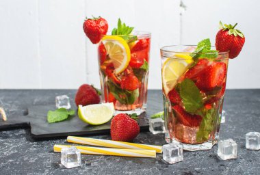 Yaz ferahlatıcı mojito kokteyli. Çilekli, naneli ve limonlu.