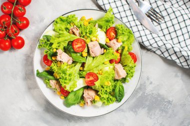 Marullu ton balığı salatası, kiraz domatesleri, salatalık ve çimento kaplı mısır. Üst görünüm