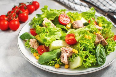 Marullu ton balığı salatası, kiraz domatesleri, salatalık ve mısır.