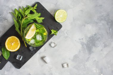 Buzlu, naneli ve limonlu alkollü mojito. Üst Görünüm ve Uzayı Kopyala