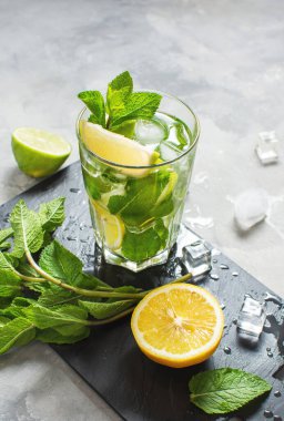 Yaz aylarının ferahlatıcı alkollü kokteyl mojito buzlu, taze nane ve limonlu.
