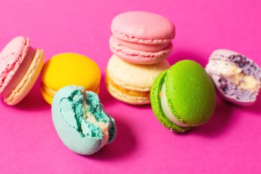 Parlak renkli değişik aromalı kurabiyeler, parlak pembe arka planda tatlı kurabiyeler..