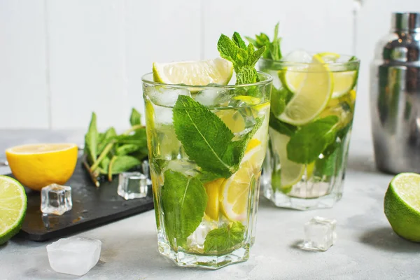 Frissítő Nyári Alkoholos Koktél Mojito Jéggel Friss Mentával Lime Mal — Stock Fotó