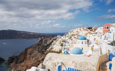 Oia, Yunanistan - 8 Ekim 2021: Yunanistan 'ın Santorini adasının en güzel köyü Oia manzarası