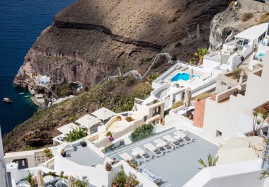 Santorini adasının Fira başkenti ve volkanik kaldera manzarası, Santorini, Yunanistan.