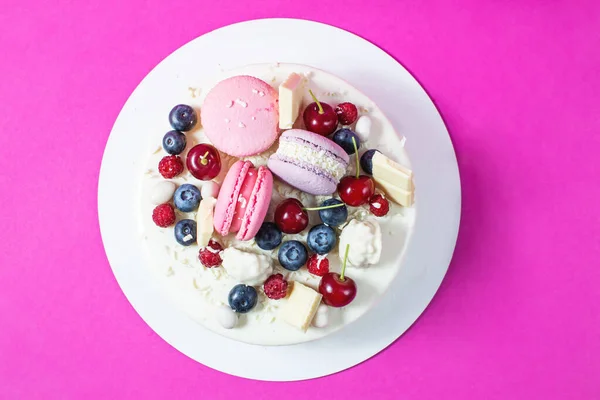 Tender White Cake Decorated Melted White Chocolate Macaroons Meringues Berries — 스톡 사진