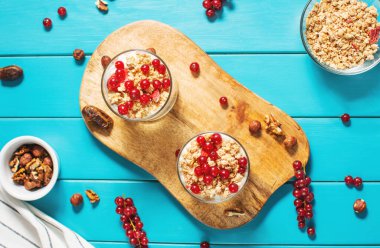 Sağlıklı kahvaltı menüsü konsepti. Sabah kahvaltısı, bardakta yoğurt ile servis edilen böğürtlenli..