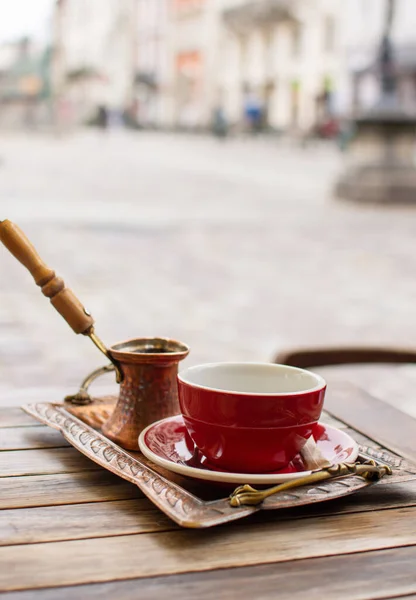 Tradiční Turecká Káva Podává Šálku Kovové Konvice Terase Pouliční Kavárny — Stock fotografie