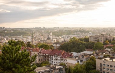 Eski bir Avrupa şehrinin çatısı, Lviv. Eski mimari, günbatımında eski metal paslı çatılar. Yükseklikten görüntüle