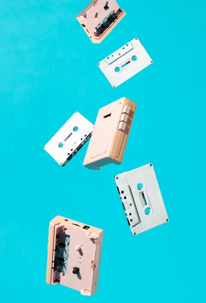 Kasetler ve walkmanlar gökten düşüyor. Asgari biçim retro kavramı.