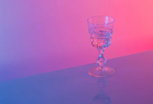 Neon parlak pembe ve mavi renklere karşı cam. Asgari parti hayatı konsepti.