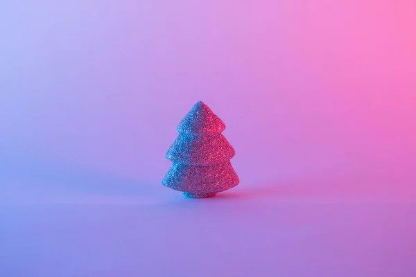 Yanardöner neon arka planda dekoratif Noel ağacı. Asgari konsept.