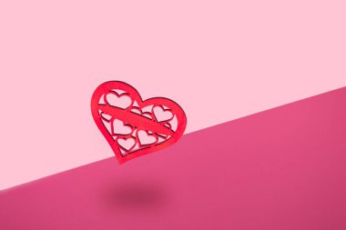 Sevgililer Günü pembe arka plan. Ahşap kalpli minimum konsept. Anneler Günü.