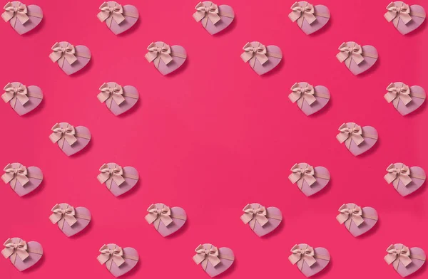 Pembe arka planda kusursuz kağıt kalpler deseni. Üst görünüm, düz görünüm kopyalama alanı. Aşk konsepti.