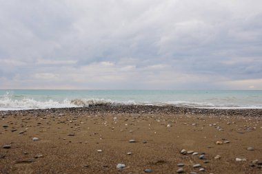 Taşlı ve Kumsaldaki Küçük Dalgalar