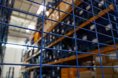 Depo Alanı ve Fabrika Kablolarının Arkasında Ürünler