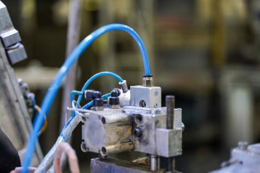 Fabrikadaki Elektronik Makine Parçası Kapat