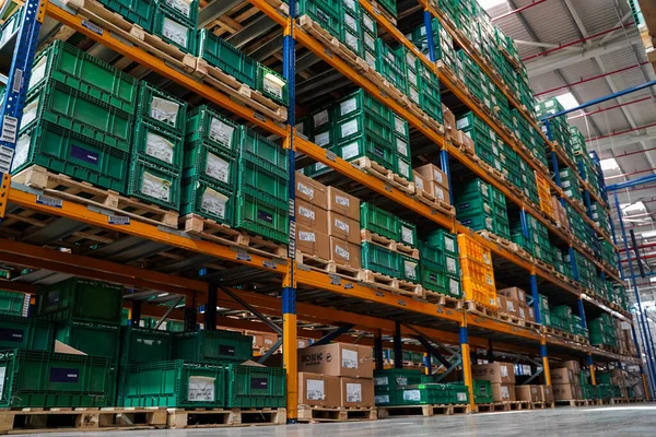 Depo Bölümü ve Ürünleri Büyük Fabrika 'daki Raflarda