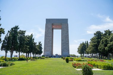 Anakkale Savaşı Şehitleri Anıtı ve Ziyaretçileri